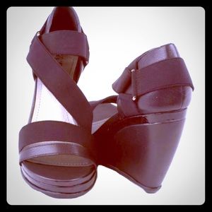 Kenneth Cole Reaction Black wedges.